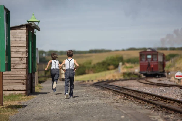 Schöne Kinder Gekleidet Vintage Kleidung Genießen Alte Dampflok Einem Heißen — Stockfoto