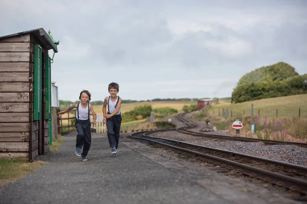 Hermosos Niños Vestidos Con Ropa Vintage Disfrutando Del Viejo Tren — Foto de Stock