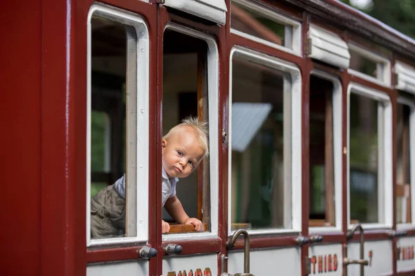 Mooi Kind Babyjongen Gekleed Vintage Kleding Genieten Van Oude Stoomtrein — Stockfoto