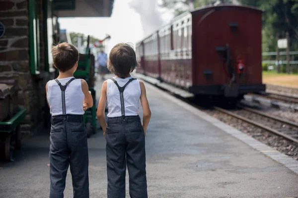 Beautiful Children Dressed Vintage Clothes Enjoying Old Steam Train Hot — Stock Photo, Image