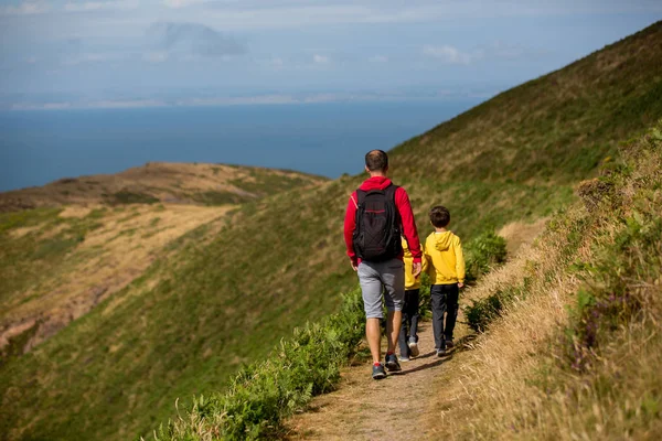 Vater Und Söhne Wandern Einem Sonnigen Sommertag Einer Wunderschönen Natur — Stockfoto