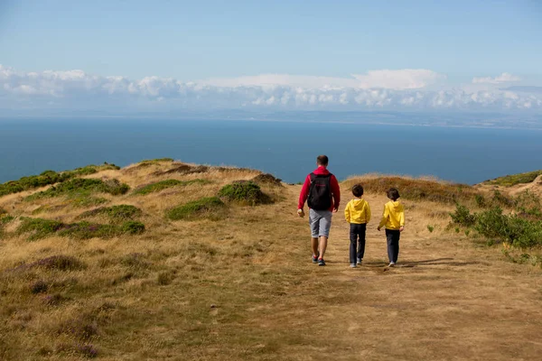 Vater Und Söhne Wandern Einem Sonnigen Sommertag Einer Wunderschönen Natur — Stockfoto