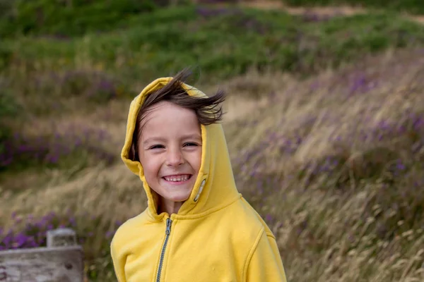 Lindo Menino Apreciando Natureza Vento Oceano North Devon Exmoor Park — Fotografia de Stock