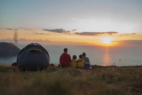 Krásná Rodina Táboření Kopci Západ Slunce Exmoor National Park Letním — Stock fotografie