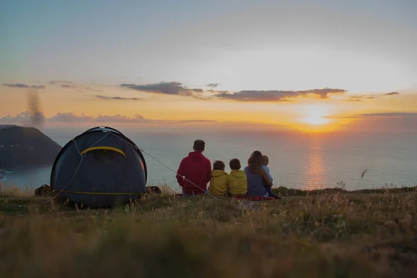 Wspaniałą Rodzinę Camping Wzgórzu Ciesząc Się Widokiem Zachodu Słońca Exmoor — Zdjęcie stockowe