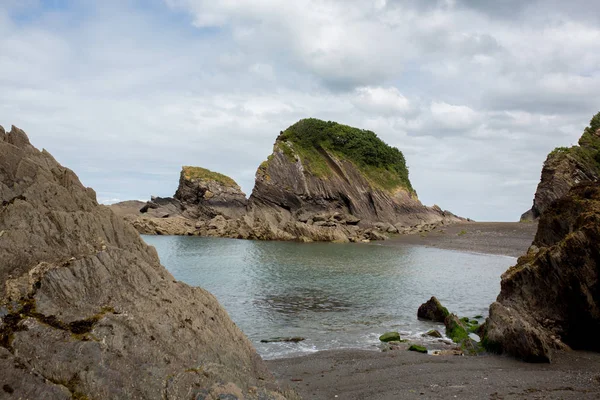 Playa Rocosa Inglaterra Océano Acantilados Día Nublado — Foto de Stock