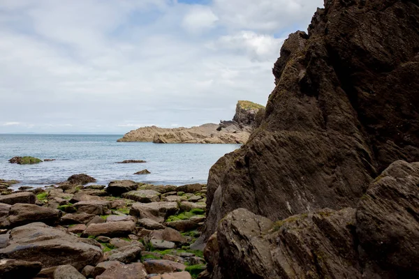 Rotsachtig Strand Engeland Oceaan Kliffen Een Bewolkte Dag — Stockfoto