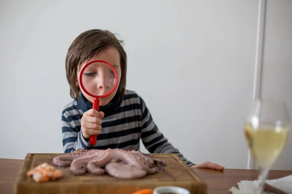 Niedliche Vorschulkind Junge Analysierende Rohe Krake Mit Lupe Sitzt Auf — Stockfoto