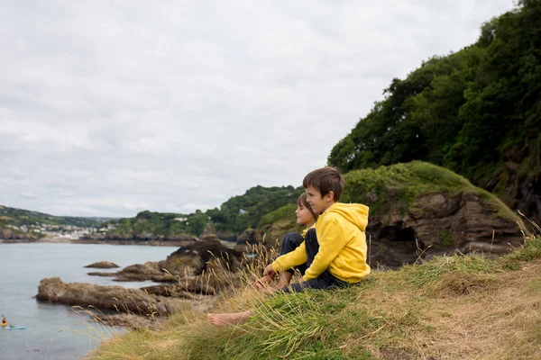 Kinder Genießen Ruhigen Bewölkten Tag Meeresufer Auf Der Klippe Felsigen — Stockfoto