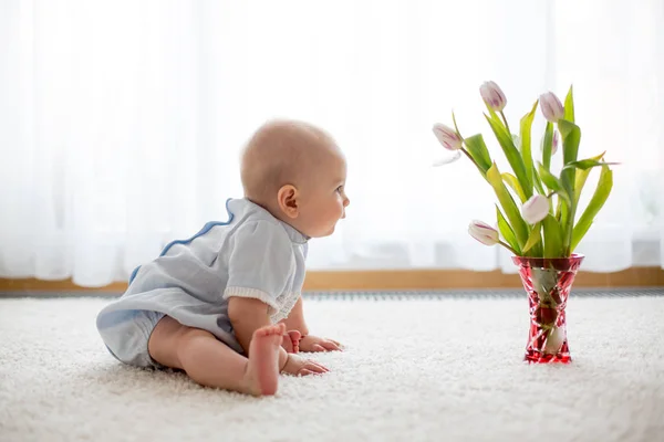 Aranyos Kisfiú Gazdaság Csokor Friss Tulipán Anya Boldog Anyák Napja — Stock Fotó