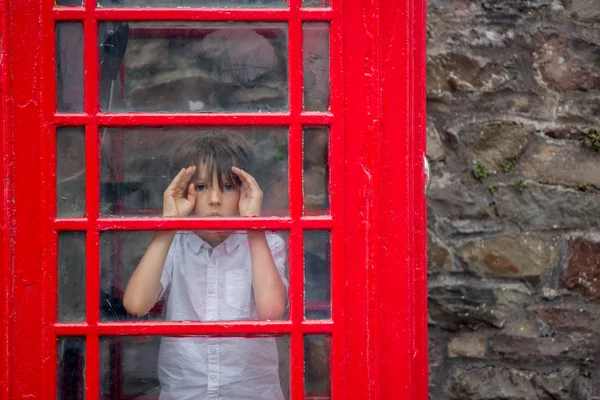 Niedlicher Junge Kind Anruf Aus Einer Roten Telefonzelle Der Stadt — Stockfoto