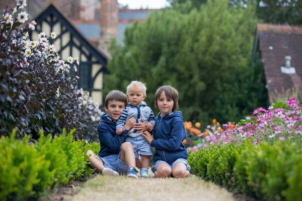 Schönes Kind Wunderschönen Blumengarten Sommer — Stockfoto