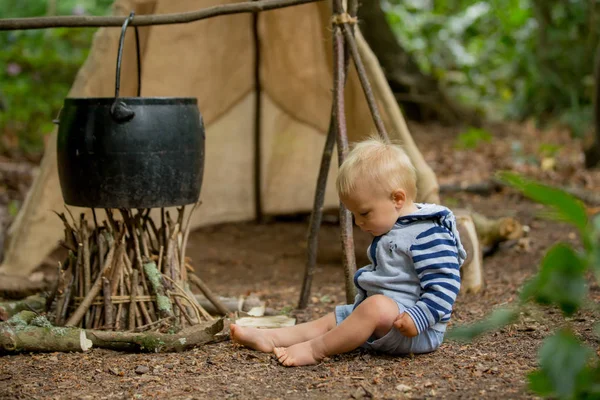 Hermosos Niños Hermanos Camping Bosque Chimenea Tienda Campaña —  Fotos de Stock