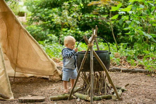 Schöne Kinder Geschwister Zelten Wald Kamin Und Zelt — Stockfoto