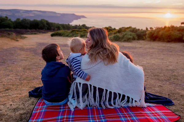 Wspaniałą Rodzinę Matka Trójką Dzieci Siedząc Koc Oglądać Zachód Słońca — Zdjęcie stockowe