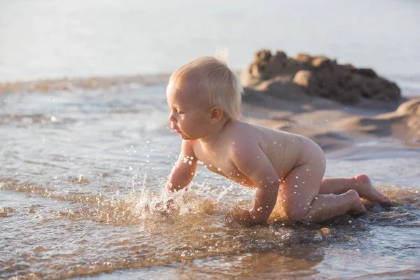 Chłopczyk Gry Plaży Wodzie Uśmiecha Się Radośnie — Zdjęcie stockowe