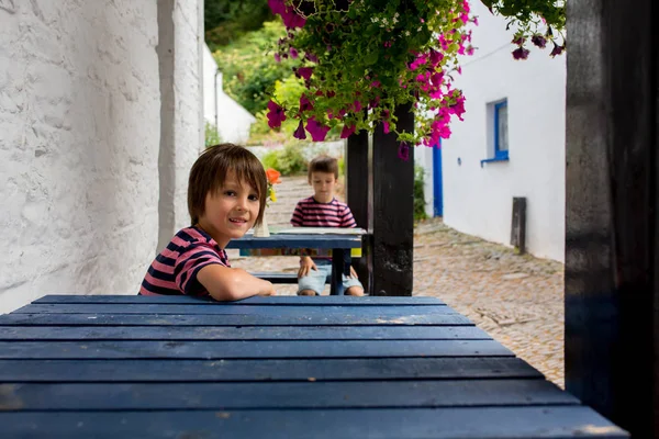 Enfants Lisant Carte Planifiant Voyage Roda Assis Sur Une Petite — Photo