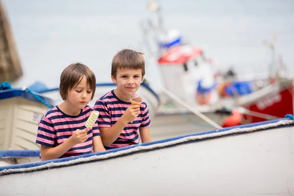 Chicos Lindos Comiendo Helado Sentados Bote Puerto Verano —  Fotos de Stock