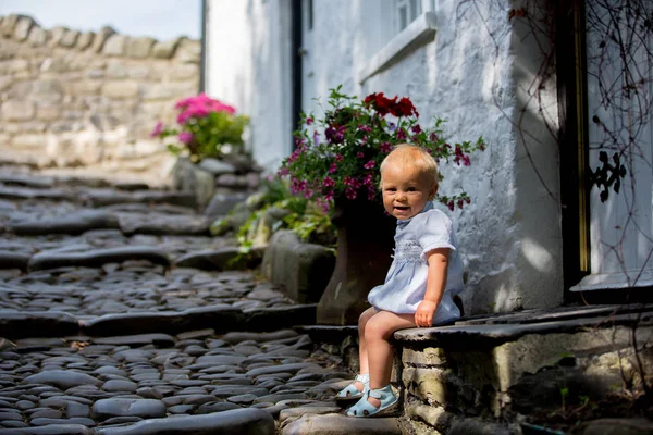 Schöner Kleiner Junge Sitzend Auf Der Veranda Auf Den Straßen — Stockfoto
