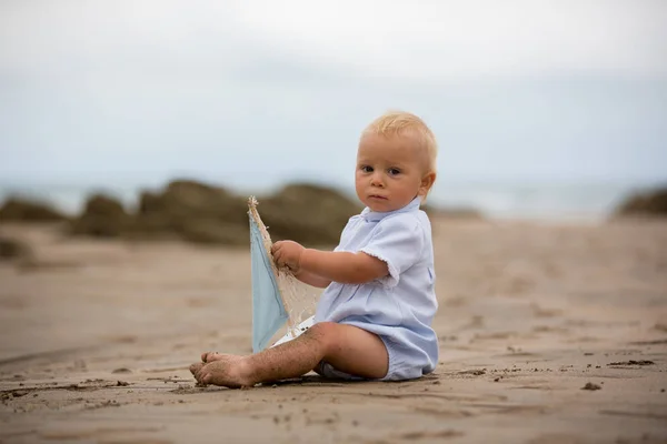 Babyjongen Zittend Het Strand Buurt Van Het Water Speelt Met — Stockfoto