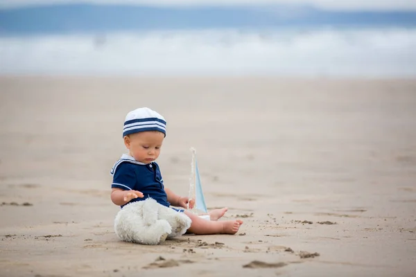 Bambino Seduto Sulla Spiaggia Vicino All Acqua Gioca Con Una — Foto Stock