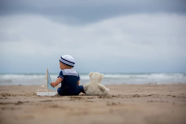 Chłopiec Dziecko Siedząc Plaży Pobliżu Wody Bawi Się Zabawkami Statku — Zdjęcie stockowe