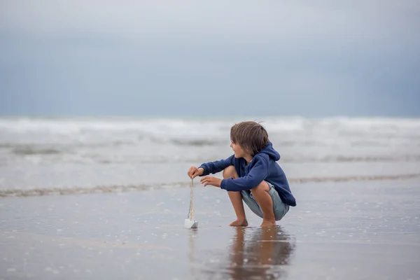 Παιδί Παίζει Την Άμμο Στην Παραλία Χαριτωμένο Αγόρι Προσχολικής Ηλικίας — Φωτογραφία Αρχείου