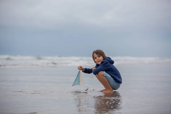 Niño Juega Con Arena Playa Lindo Niño Preescolar Con Barco — Foto de Stock