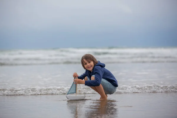 Niño Juega Con Arena Playa Lindo Niño Preescolar Con Barco — Foto de Stock