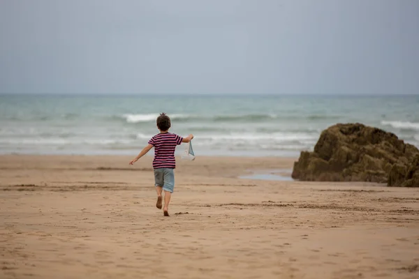 Niño Juega Con Arena Playa Lindo Niño Preescolar Con Barco — Foto de Stock