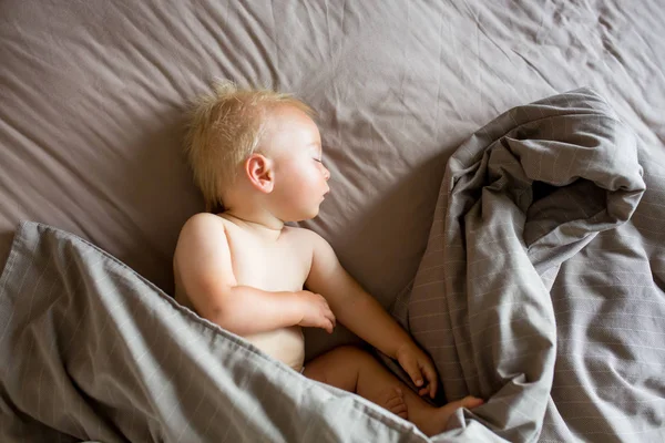 Πορτρέτο Ενός Crawling Μωρού Στο Κρεβάτι Στο Δωμάτιό Της Αξιολάτρευτο — Φωτογραφία Αρχείου