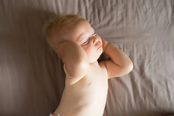 Retrato Bebê Rastejando Cama Seu Quarto Menino Adorável Quarto Ensolarado — Fotografia de Stock