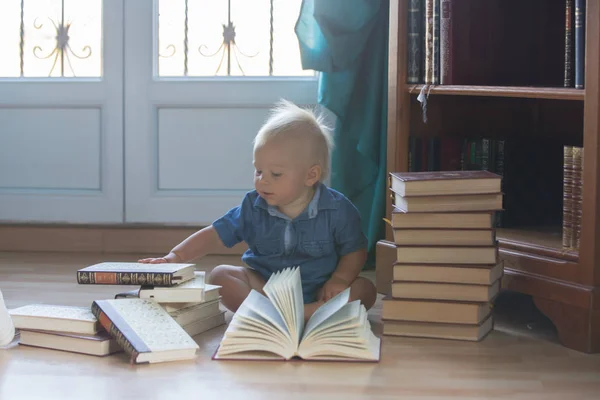 Baby Liest Hause Ein Buch Junge Lernt Auf Blauem Hintergrund — Stockfoto