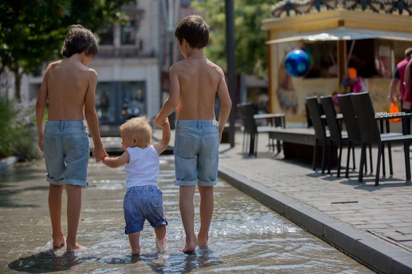 孩子们 在一个炎热的夏日 在喷泉中漫步 夏季刷新 — 图库照片