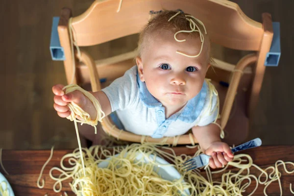 Niño Pequeño Niño Pequeño Comiendo Espaguetis Para Almuerzo Haciendo Desastre —  Fotos de Stock