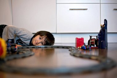 Bir oyuncak tren ile katta oturma odasında oynayan çocuk çocuk