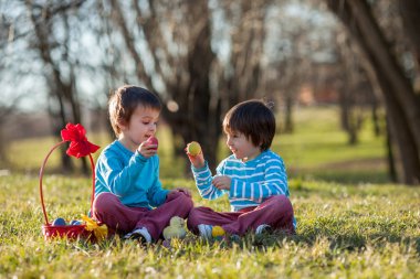 Parkta, iki erkek having oyunculuk ile renkli yumurta Paskalya için Bahar