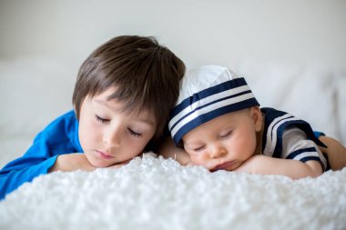 Şirin bebek çocuk, ağabeyi ve küçük şirin bebeği tavşan yatak odasında uyuyan deniz giysilerle giyinmiş