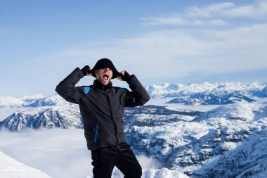 Genç kayakçı, Avusturya 'da bir dağ beldesinde kayak yapıyor.