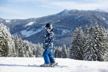 Sevimli okul öncesi çocuk, Avusturyalı kış beldesinde bulutsuz bir günde, kış Kayak
