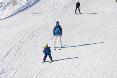 Baba ve oğul, okul öncesi çocuk, dağlarda, Avusturya Kayak merkezinde Kayak Kış