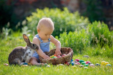 Çiçek Bahçe, ilkbaharda küçük tavşan ve Paskalya yumurta ile oynayan sevimli çocuk. Çocuk tavşan ile oynamak, tatil için avcılık yumurta