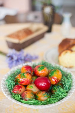 Paskalya yumurtaları ve taze tatlı bir masada ekmek