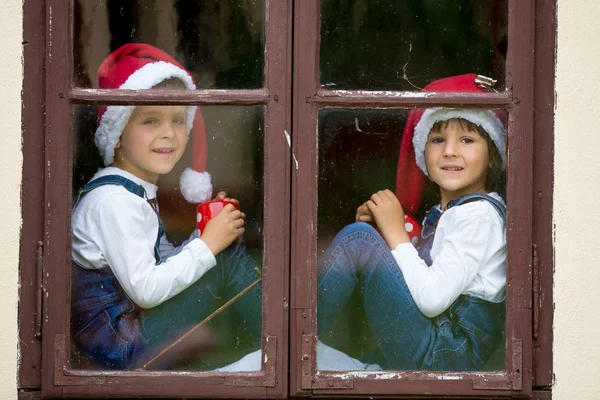 Noel Baba Sabırsızlıkla Bekliyorum Bir Pencereden Bakarak Iki Sevimli Çocuklar — Stok fotoğraf