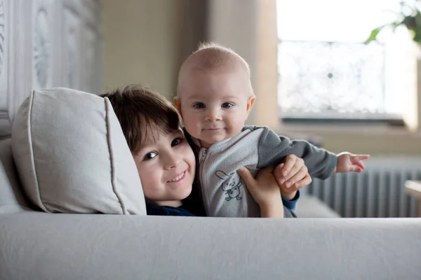 Pequeño Niño Hermano Mayor Sentado Sofá Sala Estar Soleado Sonriendo —  Fotos de Stock