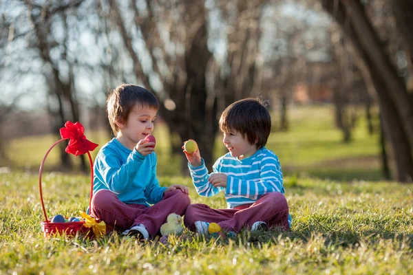 Dois Meninos Parque Divertindo Com Ovos Coloridos Para Páscoa Primavera — Fotografia de Stock