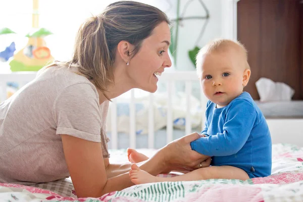 Mor Och Barn Barn Sängen Spela Tillsammans Lycka Familj Koncept — Stockfoto