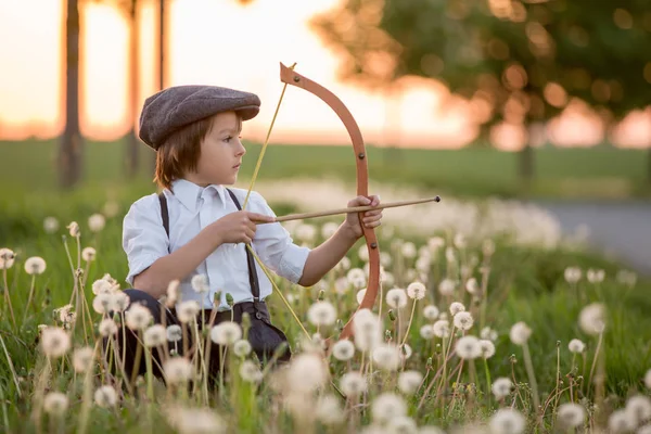 Retrato Criança Brincando Com Arco Flechas Tiro Com Arco Atira — Fotografia de Stock