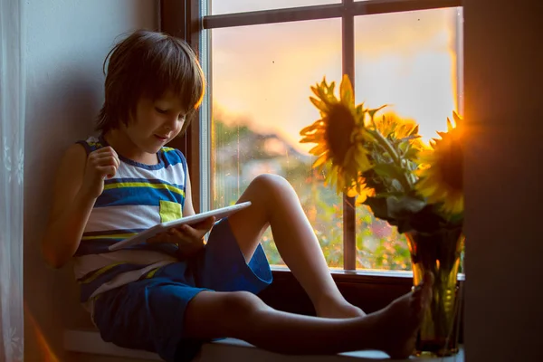 Aranyos Kis Tipegő Gyermek Játék Tábla Egy Ablakban Sunset — Stock Fotó