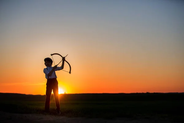 Yay Oklar Okçuluk Ile Oynayan Çocuk Silüeti Fiyonk Hedefe Sunset — Stok fotoğraf